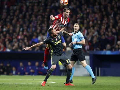 Godín se impone en una acción aérea a Mandzukic.