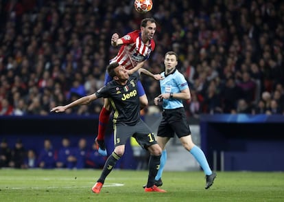 Godín se impone en una acción aérea a Mandzukic.