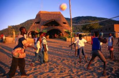 Jugando al voleibol en Cape Maclear, Malaui.