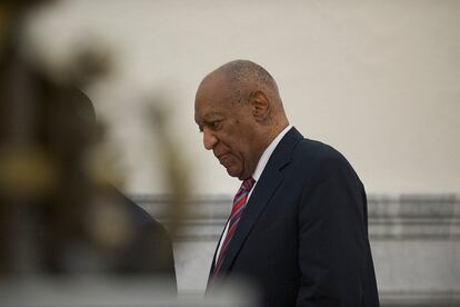 Bill Cosby, entrando al juzgado durante su juicio por acoso sexual.