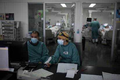 Unidad de Cuidados Intensivos para pacientes covid-19 del hospital de la Santa Creu i Sant Pau, en Barcelona.