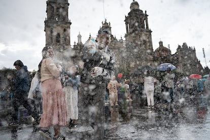 Algunas personas juegan con la ya tradicional espuma en el Zócalo. 