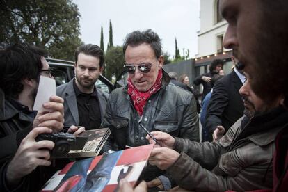 Bruce Springsteen firmando autógrafos a algunos admiradores. 