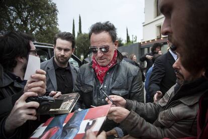 Bruce Springsteen firmant aut&ograve;grafs als fans davant de l&#039;hotel. 