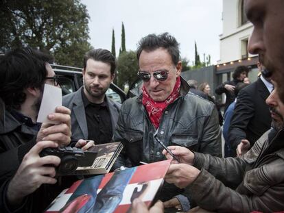 Bruce Springsteen firmant aut&ograve;grafs als fans davant de l&#039;hotel. 