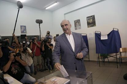 El líder de Nova Democràcia, Vangelis Meimarakis, ha confiat que els grecs voldran "lliurar-se de les mentides" de Syriza i li donaran una majoria suficient per formar govern en les eleccions generals que se celebren aquest diumenge. A la imatge, Meimarakis diposita el seu vot a Atenes.