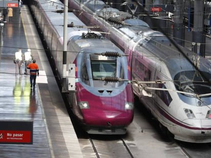 Dos trenes de alta velocidad de Renfe en la estación madrileña de Atocha. 