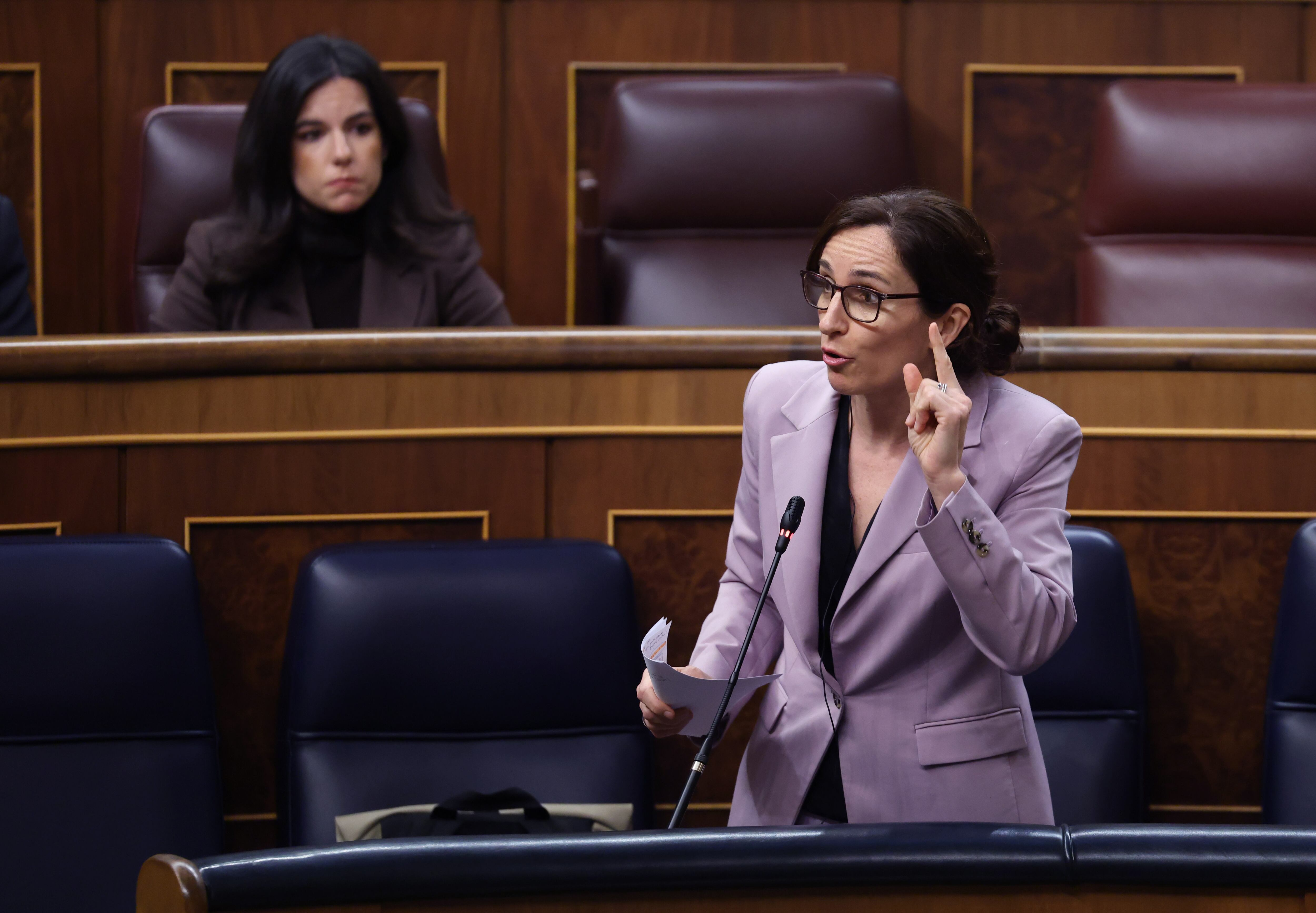 La ministra de Sanidad, Mónica García durante la sesión de control al Gobierno, en el Congreso de los Diputados.