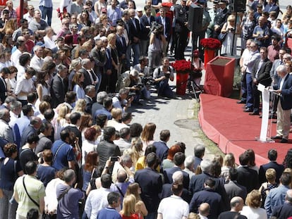 Els assistents a l'homenatge a Miguel Ángel Blanco aquest dimarts a Ermua.