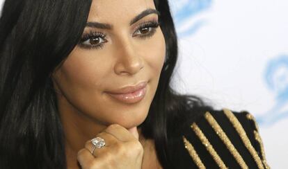 Kim Kardashian, con el anillo de compromiso que le robaron en Par&iacute;s.