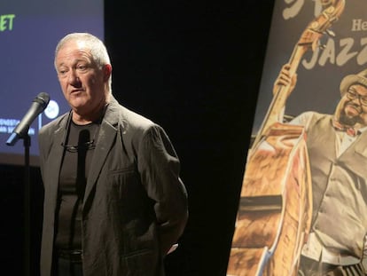 Miguel Martín, director del Jazzaldia donostiarra, junto al cartel de la edición de este año.