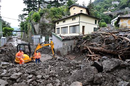Operarios trabajan en las tareas de desescombro de Laglio, al norte de Italia, tras las inundaciones, en una imagen del 28 de julio de 2021.