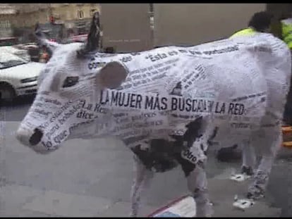 La vaca de EL PAÍS vuelve a las calles