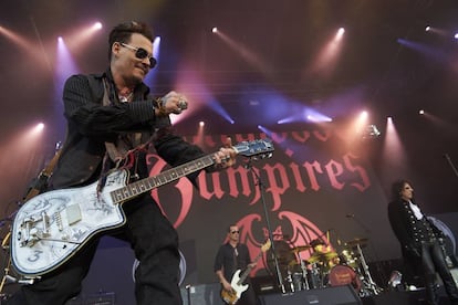 En medio de la polémica por los supuestos malos tratos por los que le denuncia su exmujer, Johnny Depp se ha refugiado en la música. En la imagen, una de las últimas apariciones públicas del actor, durante una actuación de su banda Hollywood Vampires, el pasado 1 de junio en Dinamarca.