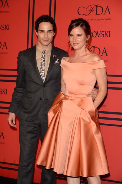 Zac Posen acudió acompañado por Juliette Lewis.