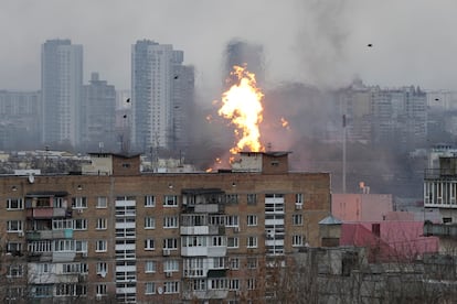 Un incendio afecta a un edificio de viviendas en Kiev tras el impacto de un cohete ruso en el centro de la capital ucrania, este martes.