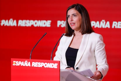 La portavoz del PSOE, Esther Peña durante la rueda de prensa ofrecida este lunes en la sede del partido, en Madrid.