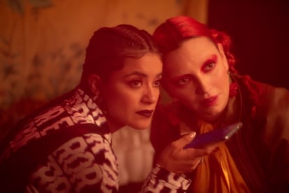 Paulina Gaitán y Regina Blandón en la película 'Maquíllame Otra Vez' (2023).