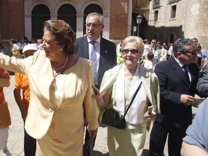 Rita Barberá, alcaldessa en funcions de València, saluda a la sortida de la missa del Corpus a la Catedral.