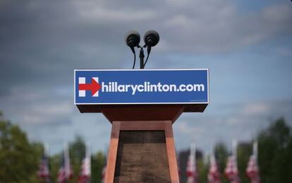 El podio desde el que hablará este sábado Hillary Clinton.