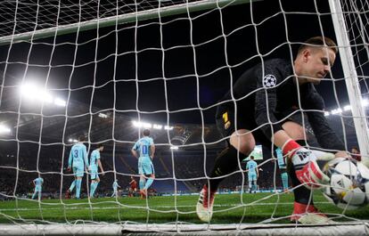 Ter Stegen recull la pilota de la xarxa després del tercer gol de la Roma.