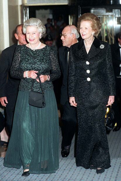 La reina Isabel II con la gargantilla de perlas en 1995.