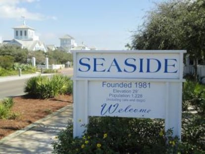 Cartel de entrada a la ciudad de Seaside, Florida. I