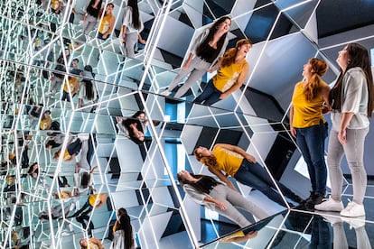 Dos mujeres miran al infinito en el interior del caleidoscopio instalado en CaixaForum Valencia para la exposición 'Miralls, dentro y fuera de la realidad'.