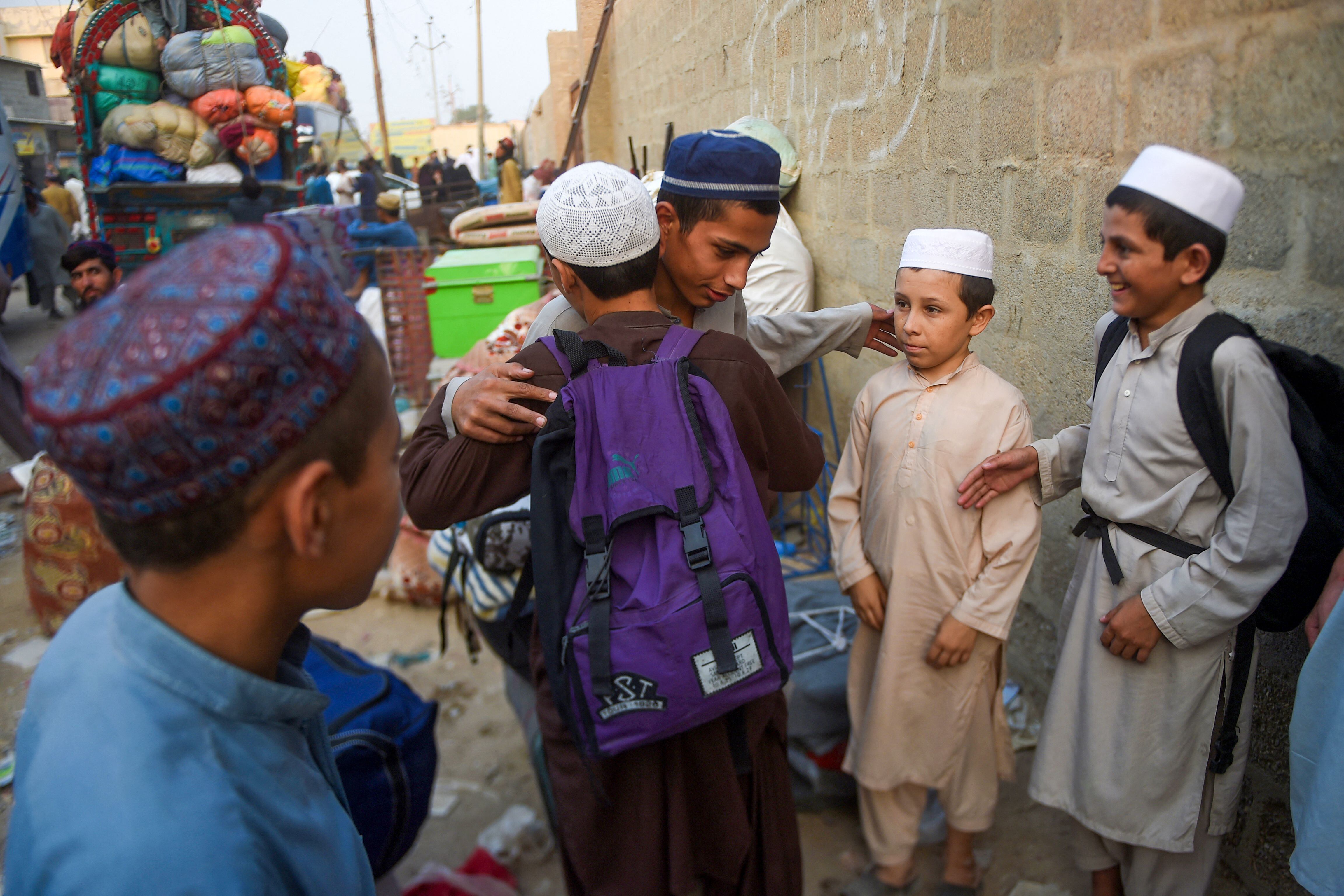 Varios afganos parten este lunes hacia su país de origen desde la estación de autobuses de Karachi, en la provincia de Sindh (Pakistán). 