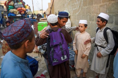 Varios afganos parten este lunes hacia su país de origen desde la estación de autobuses de Karachi, en la provincia de Sindh (Pakistán).