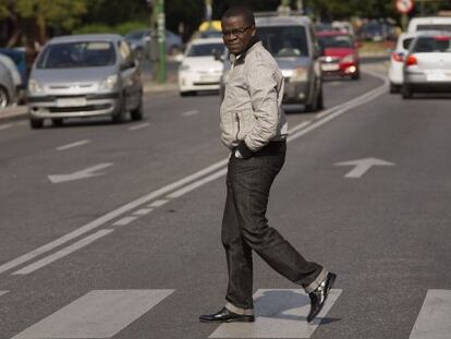 Albert Yaka pasea por Sevilla camino de su despacho.