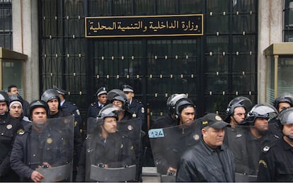 Decenas de policías custodían las puertas de la sede del Ministerio del interior tunecino durante una ruidosa protesta contra el presidente Zine el Abidine Ben Ali.