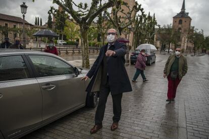 Gabilondo antes de subirse a un coche tras concluir su visita, en campaña electoral, a Alcalá de Henares.