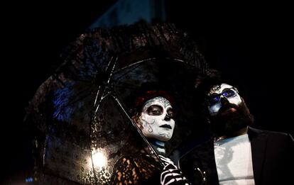 Um casal vestido de Catrinas no desfile da Cidade de México.