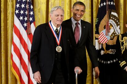 Barack Obama awards the National Medal of Science to Dr. John Goodenough