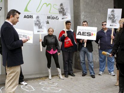 Alberto Pascual (izquierda) lee un manifiesto ante miembros de Alternativa Española en la concentración frente a la Clínica Tutor Médica de Barcelona