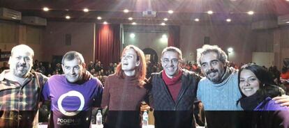 Guardingo, Albiach, Monedero y Viejo en el acto de este viernes de Mollet junto a dos miembros de la organización con camiseta lila.