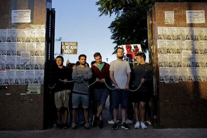 Se trata de la primera jornada de huelga desde que estalló la polémica del caso máster el pasado 21 de marzo. En la imagen, estudiantes bloquean la entrada del campus de Fuenlabrada.