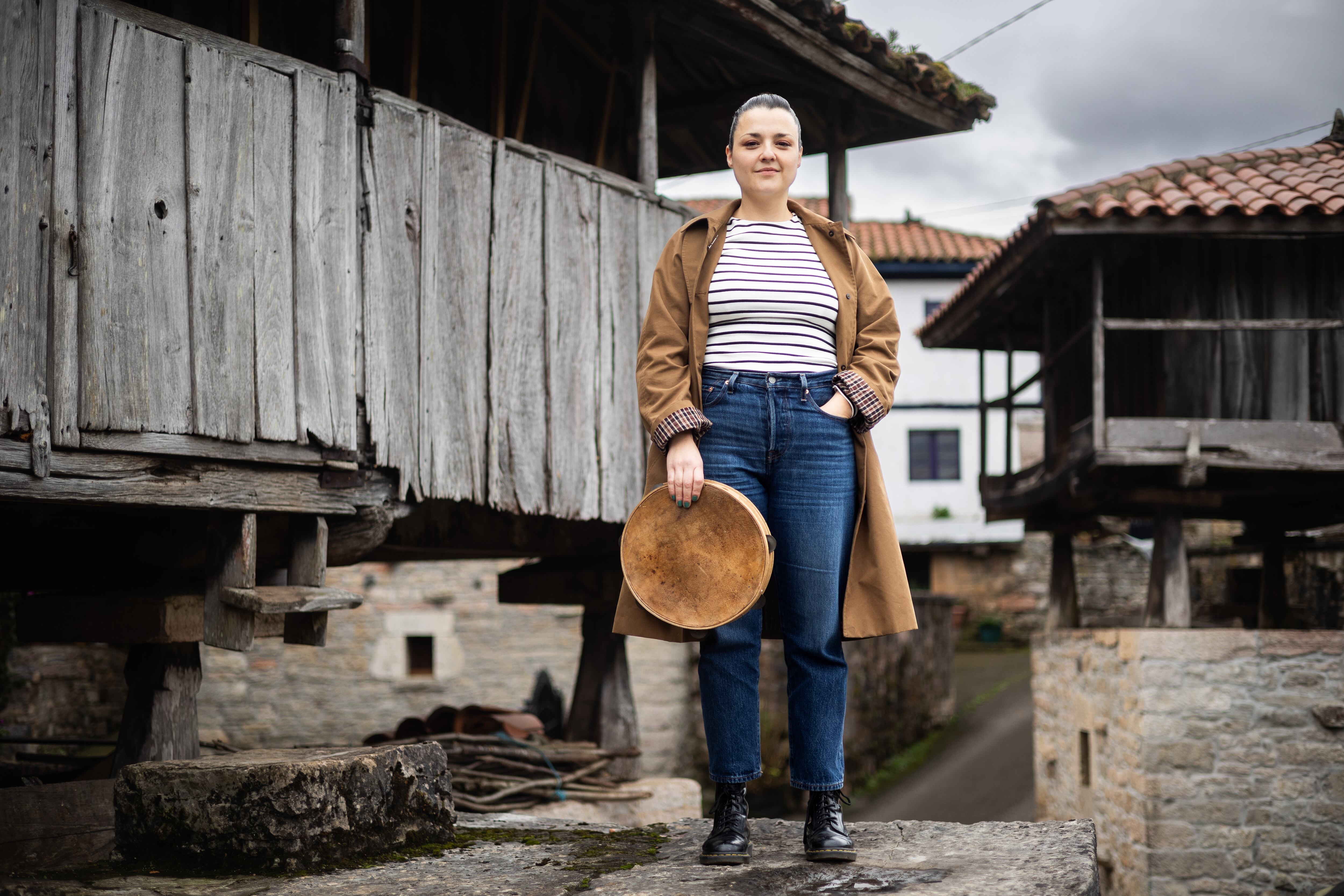 Leticia Baselgas, panderetera y doctora en Historia del Arte, autora de ‘Diarios de una panderetera’ (La Fabriquina), posa en los alrededores de su casa en el pueblo de Baselgas, en el concejo de Grado, Asturias, el 23 de noviembre de 2025.
