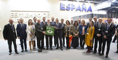 Firma del compromiso de la banca para cumplir los Acuerdos de París. En la foto, representantes de los bancos firmantes, la AEB, la CECA y el ICO.
 