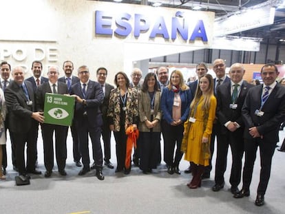 Firma del compromiso de la banca para cumplir los Acuerdos de París. En la foto, representantes de los bancos firmantes, la AEB, la CECA y el ICO.
 