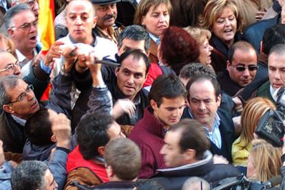 El entonces ministro de Defensa, José Bono, cuando se vio obligado a abandonar la manifestación el 22 de enero de 2005.
