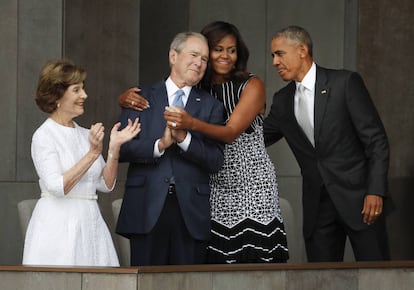 La primera dama Michelle Obama (c) abraza al expresidente George W. Bush, ante la presencia de Barack Obama y Laura Bush, durante el día de la inaguración.