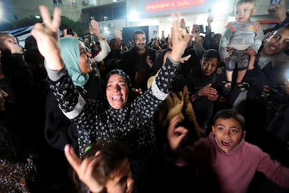 Un grupo de palestinos celebra la noticia del alto el fuego, en Deir Al Balah (en el centro de la Franja), este miércoles.