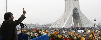 Mahmud Ahmadineyad se dirige a la multitud en el discurso de celebración del 30º aniversario de la revolución islámica.