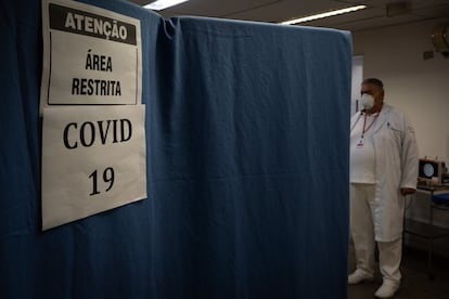 O diretor-técnico do Hospital Tide Setúbal, Carlos Alberto Velucci, em uma área reservada para o tratamento de covid-19. Velucci diz que há EPIs suficientes para dois meses e que segue a regra da Anvisa para a utilização do material. Quanto à falta de informação por telefone a parentes de pacientes, ele diz que alguns dos familiares foram vítimas de golpes e que não há dinheiro para montar uma operação de comunicação. "Nós somos um hospital pobre. Não temos orçamento para uma equipe de telemarketing como nos hospitais de campanha", afirma.  