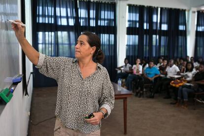 Pilar Fernández, profesora en la Universidad de Las Palmas, durante una de sus clases en la Universidad Católica de Mozambique, en Beira.