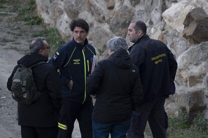 Una vez acabado el túnel vertical, paralelo al que cayó el niño el pasado domingo, los mineros bajarán en una jaula o ascensor, desde donde "trabajarán a distancia del suelo con el fin de dejarlo como caldera para que se lleve el escombro que van produciendo". Cuando la galería alcance 1 o 2 metros, desplazarán la jaula hacia arriba. En la imagen, miembros del equipo de Salvamento Minero y bomberos de Málaga.