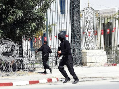 La policía tunecina asegura, en marzo de 2015, la zona atacada.