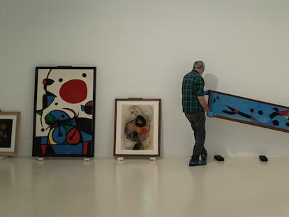 ersonal de la Fundación Miró desembalando cuatro de las obras tras llegar a Barcelona: 'Oiseau', 'Personnage et oiseaux devant le soleil', 'Femme entouree d oiseaux regardant' y 'Peinture per a David Fernández Miró'.